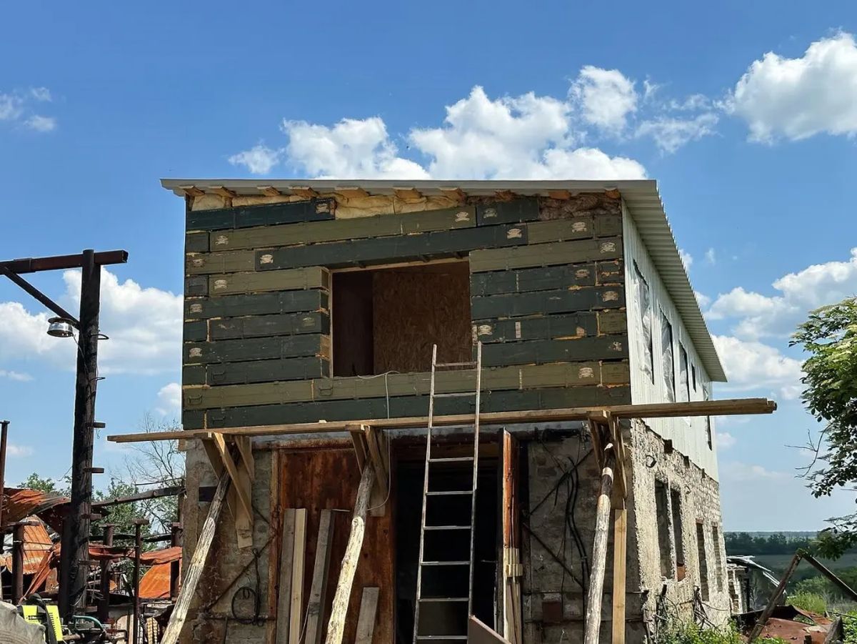 A house made of boxes from Hradiv: a farmer in Kharkiv region rebuilds a house destroyed by the enemy