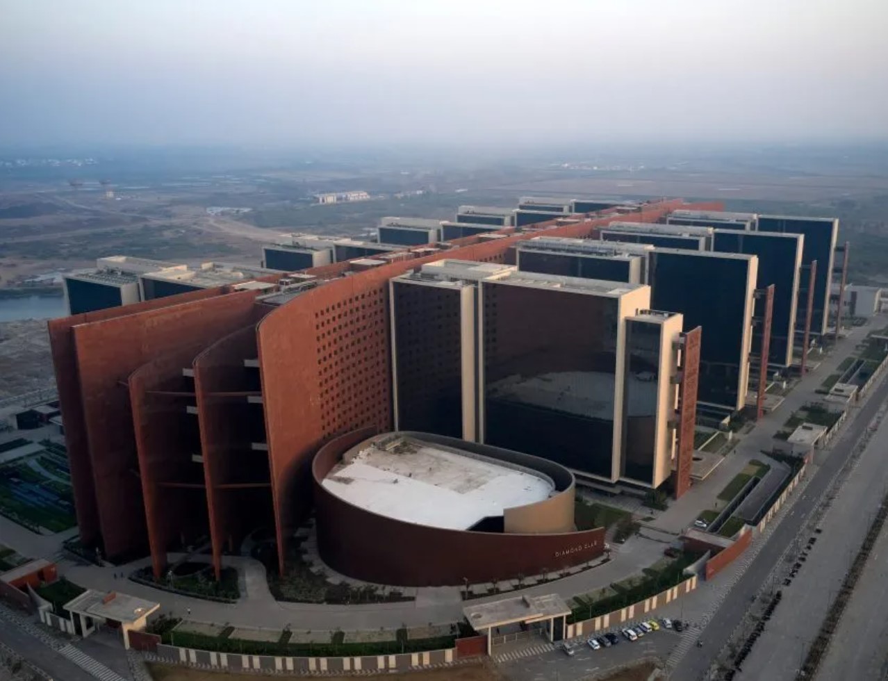 В Индии построили крупнейшее офисное здание в мире