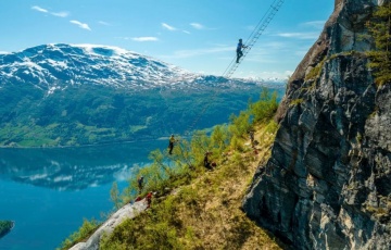 Майже 800 метрів над фйордом: у Норвегії відкрили підвісну драбину для екстремалів